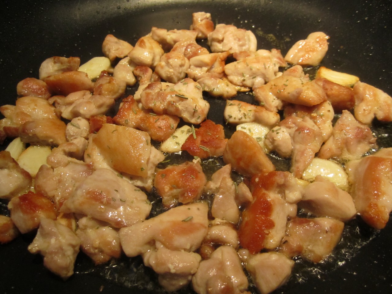 курица в сковороде с картошкой фото