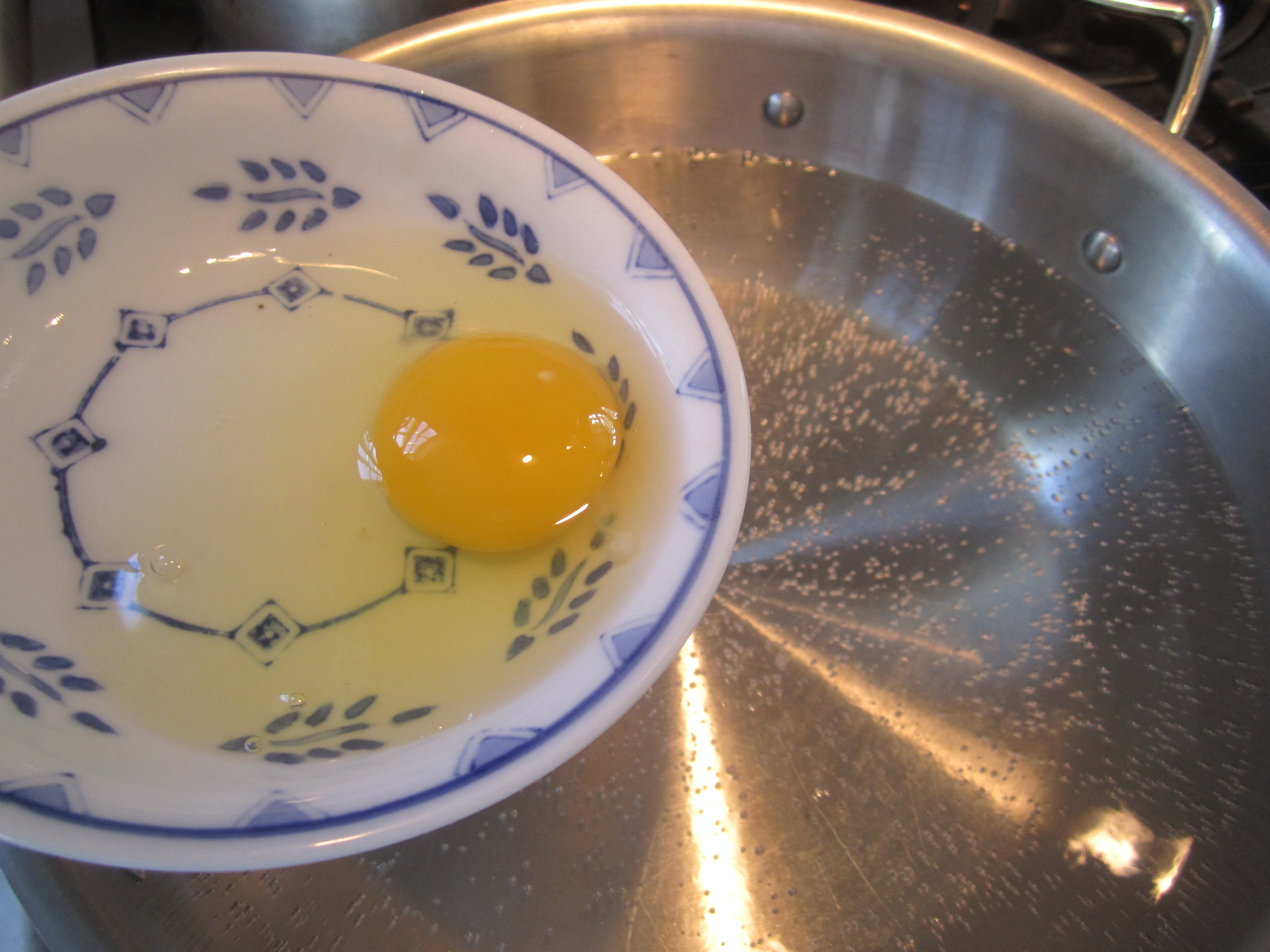 Пашот яйца рецепт в кастрюле. Яйцо пашот в кастрюле. Яйца варятся. Яйцо пашот в аэрогриле. Яйцо пашот в пароварке.
